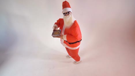 Santa-Claus-llega-a-colmo-hasta-oferta-una-caja-de-regalo.