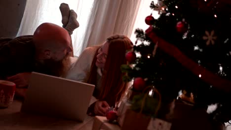 Paar-mit-Laptop-und-Kreditkarte-für-Online-Weihnachts-shopping