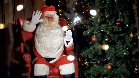 Santa-Claus-bailando-con-luces-de-Bengala-en-las-manos.-4K.