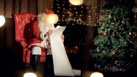 Papá-Noel-leyendo-cartas-junto-a-la-chimenea-de-Navidad.-4K.