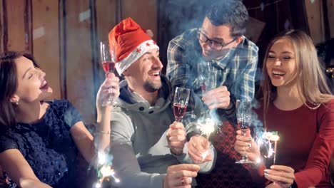 Glücklich-fröhliche-Gruppe-von-Freunden-an-Silvester-Christmas-Party-Beleuchtung-Wunderkerzen-lächelnd-feiern-Silvester-Spaß.-4K.