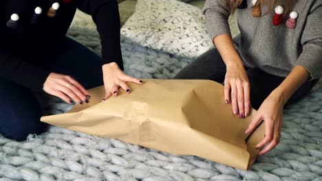 Mujeres-preparando-la-caja-de-regalo