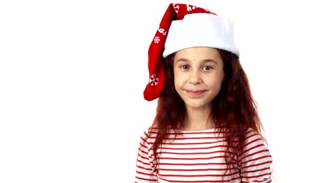 Una-chica-con-un-gorro-de-Papá-Noel-sonríe-a-la-cámara