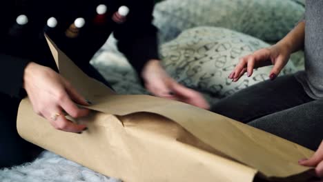 Mujeres-preparando-la-caja-de-regalo