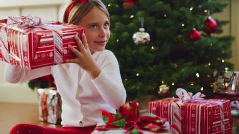 Junges-Mädchen-öffnen-Weihnachtsgeschenke