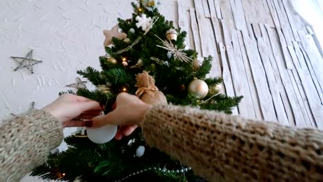 Frau-schmücken-Weihnachtsbaum-mit-Spielzeug