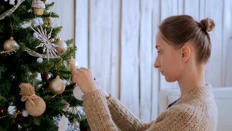 Mujer-decoración-árbol-de-Navidad-con-juguetes