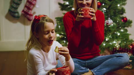 Mutter-und-Tochter-genießen-Weihnachtsplätzchen