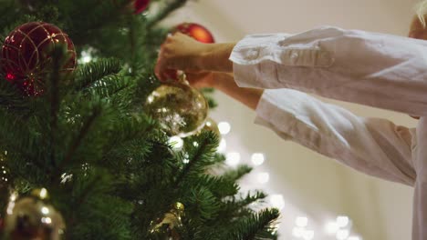 Kleiner-Junge-dekorieren-Weihnachtsbaum