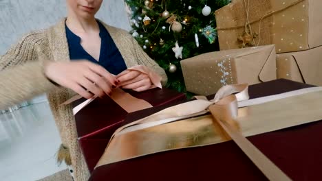 Frau-wickelt-Band-auf-Weihnachten-Geschenk-box