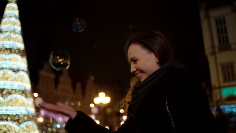 Beautiful-couple-having-fun-among-big-soap-bubbles-in-a-city-at-night.