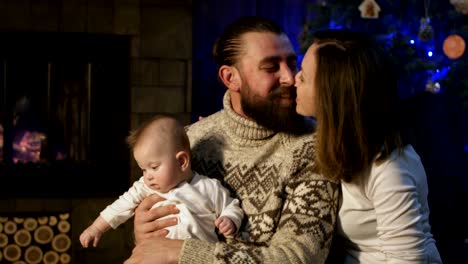 Familia-joven-feliz-con-niño-celebrando-la-Navidad