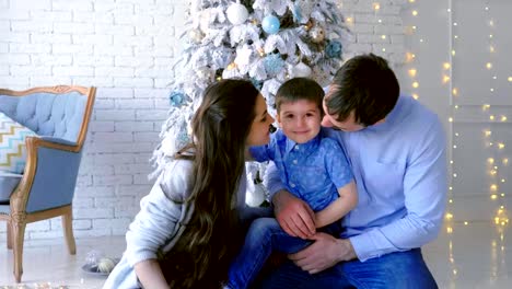 Familie-dekorieren-Weihnachtsbaum