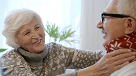 Esposa-feliz-dando-bufanda-para-estas-Navidades-al-hombre-Senior