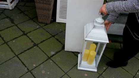 Una-mujer-adorna-su-ventana-de-la-tienda-para-la-Navidad