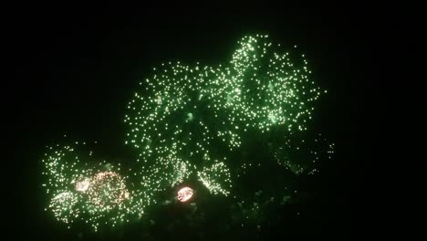 Feuerwerk-in-der-Nacht-zu-Neujahr-Weihnachten-und-anderen-Feiertagen.