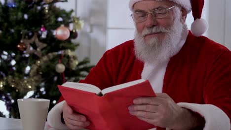 Santa-Claus-lesen-Buch-und-Tee-trinken