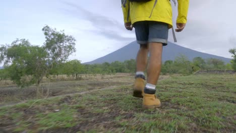 Hiker-caminata-al-volcán-Agung