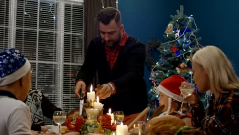 Hombre-talla-de-Turquía-en-la-cena-de-Navidad