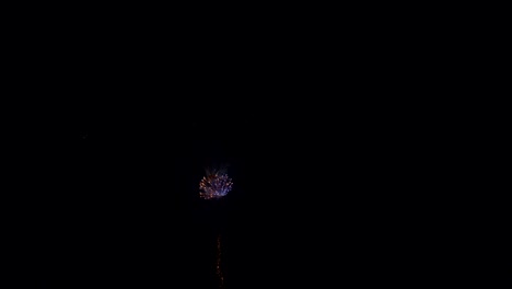 Feuerwerk-auf-dunklen-Himmel