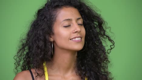 Junge-glücklich-schöne-Hispanic-Frau-mit-geschlossenen-Augen-entspannen