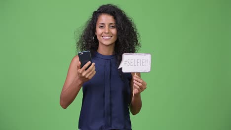 Junge-schöne-Hispanic-geschäftsfrau-mit-Telefon