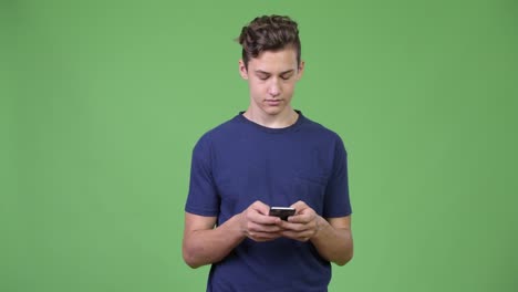 Junge-hübsche-Teenager-mit-Telefon