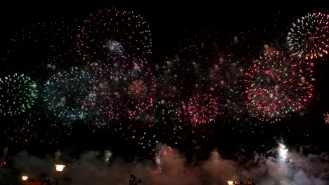 Silvester-Feier-buntes-Feuerwerk