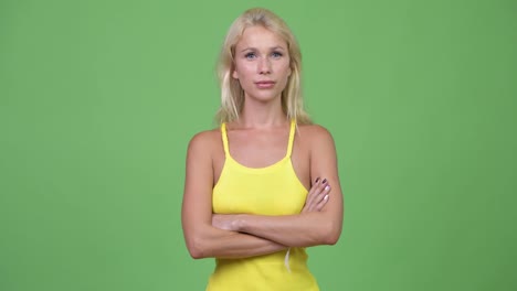 Junge-glücklich-schöne-blonde-Frau-mit-verschränkten-Armen