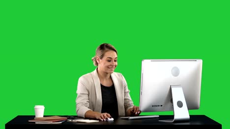 Vom-frühen-Morgen-checke-ich-mein-Postfach-spannende-Frau-auf-Computer-arbeiten-auf-einem-Green-Screen,-Chroma-Key