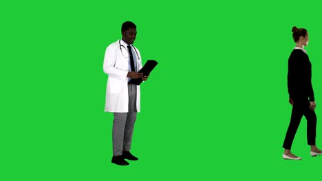 Médico-que-a-un-paciente-los-resultados-de-rayos-x-luego-paciente-sale-en-una-pantalla-verde-Chroma-Key