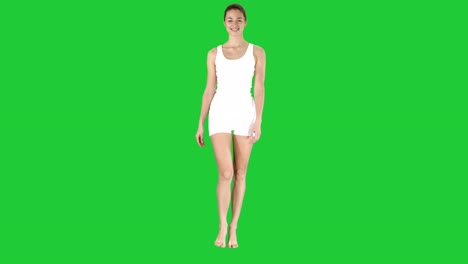 Dame-im-weißen-Sport-Dessous-spazieren-und-lächelnd-auf-einem-Green-Screen,-Chroma-Key