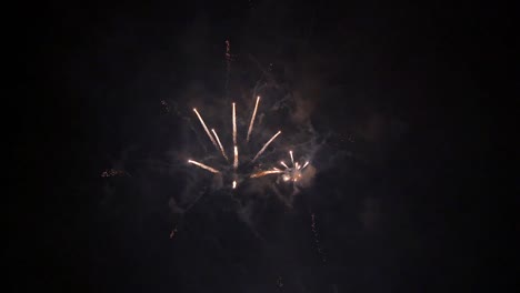 Fantasy-Feuerwerk-Rockets-bei-Nacht