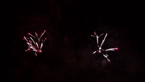 Habitación-bien-iluminada-de-fuegos-artificiales-Rockets-en-la-noche