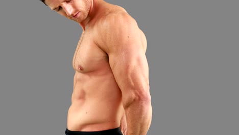 Muskuläre-Mann-seine-Muskeln-anpassen