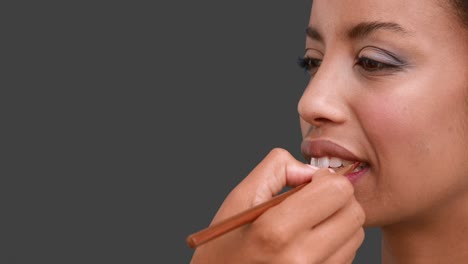 Make-up-Künstler-setzen-auf-Modelle-Gesicht-Lipgloss