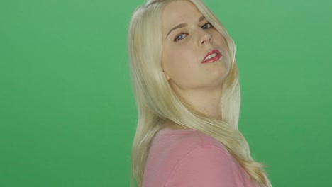 Schöne-blonde-Frau-mit-blauen-Augen,-flirty-und-schwül,-auf-einem-green-Screen-Studio-Hintergrund