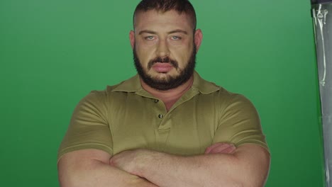 muskulöser-Mann-posiert-mit-seinen-Armen-gekreuzt,-auf-einem-green-Screen-Studio-Hintergrund