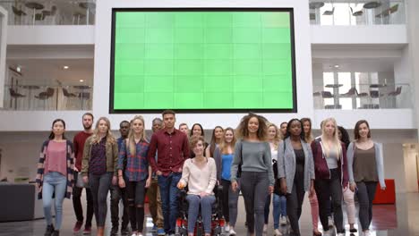 Große-Gruppe-von-Studenten-gehen-in-der-Universität-Atrium-zu-Kamera