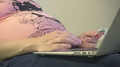 Frau-mit-einem-mobilen-Laptop-mit-Greenscreen