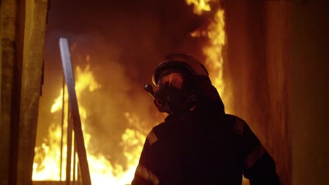 Mutigen-Feuerwehrmann-steigt-auf-brennende-Treppe.-Schaut-sich-um-Gebäude-inspizieren.-Offenes-Feuer-im-Hintergrund.