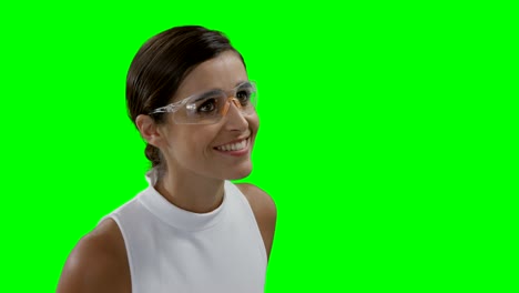 Geschäftsfrau,-die-futuristische-Brillen-tragen,-während-der-Verwendung-digitalen-Bildschirms