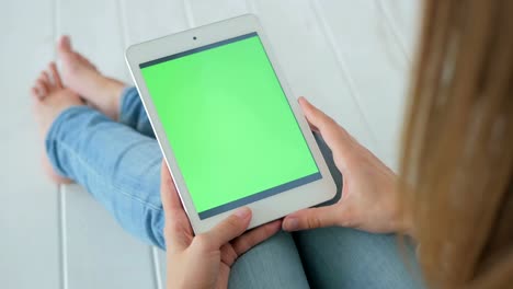 Frau-benutzt-Tabletcomputer-mit-grünen-Bildschirm