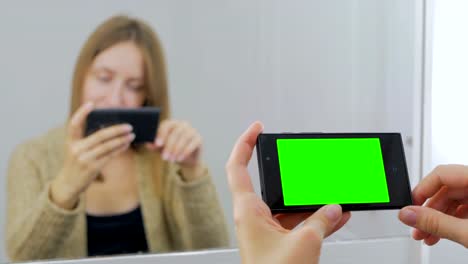 Frau-mit-Smartphone-mit-Greenscreen