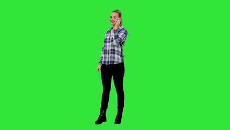 Glückliche-junge-Frau-telefonieren-mit-Handy,-die-lächelnd-auf-einem-Green-Screen,-Chroma-Key