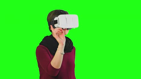 Drehen-ihren-Kopf-mit-einem-VR-Kopfhörer-auf-Frau