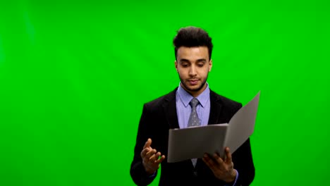 Ernst-Kaufmann-lesen-Dokumente-über-Chroma-Key-Green-Screen-Berichte-nachdenklich-Probleme-halten