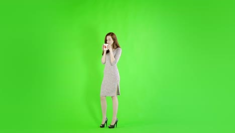 Kaukasische-Frau-Studio-Greenscreen-isoliert-sexy-skinny-20er-Jahre-4-k-lange-Freizeitkleidung