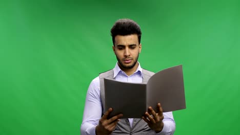 Ernst-Kaufmann-lesen-Dokumente-über-Chroma-Key-Green-Screen-Berichte-nachdenklich-halten