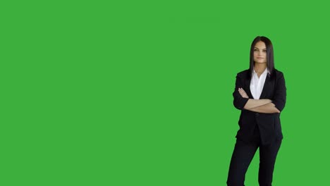 Junge-attraktive-Brünette-Frauen-stehen-isoliert-gegen-Green-Screen-Hintergrund.-Porträt-der-schönen-professionelle-weibliche-Person-im-Anzug